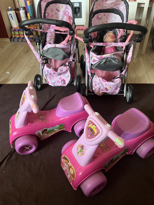 Две детски колички с едно бебе