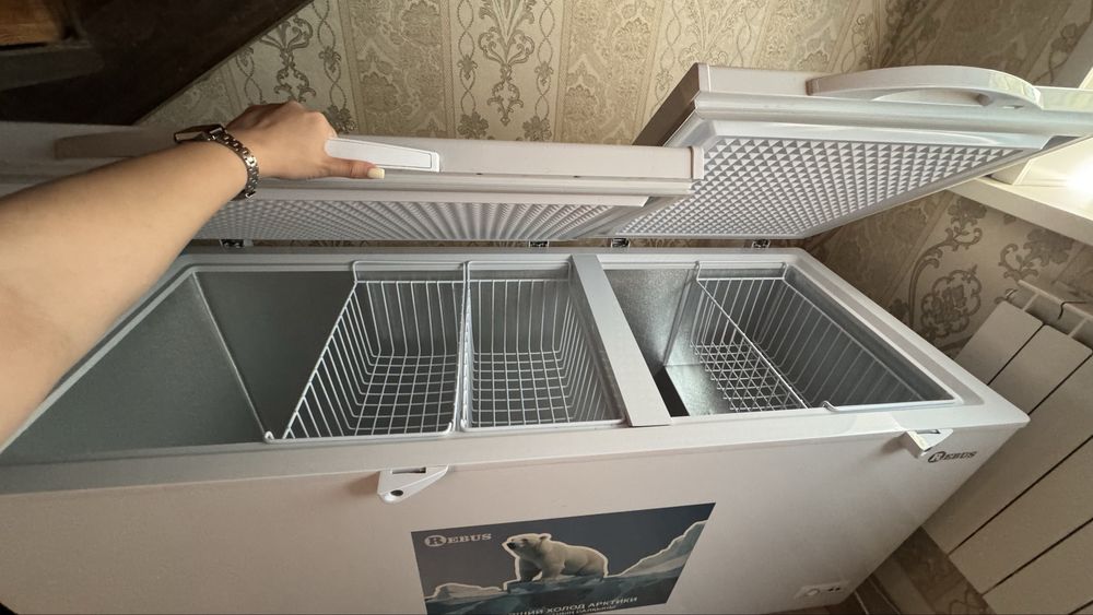 Продаю двухдверный морозильник Rebus.
