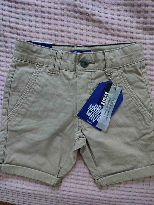 vand pantaloni scurti cu eticheta masura 104