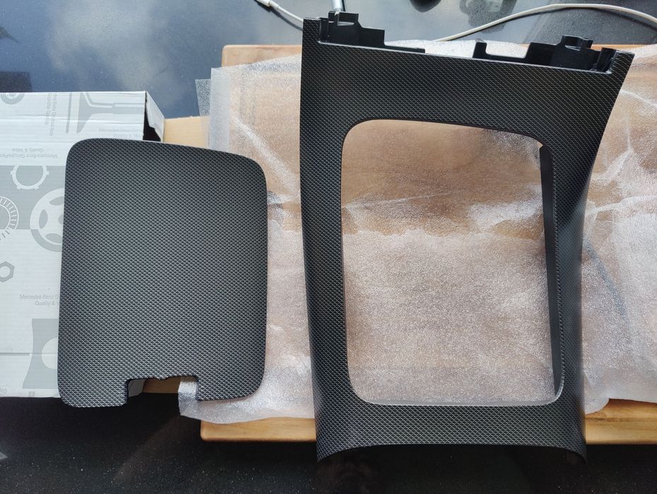 Mercedes w206  конзола + табло черно дърво