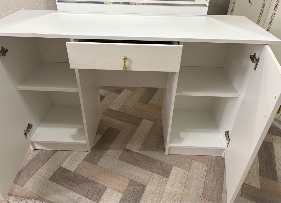 Тумбочка Трюмо