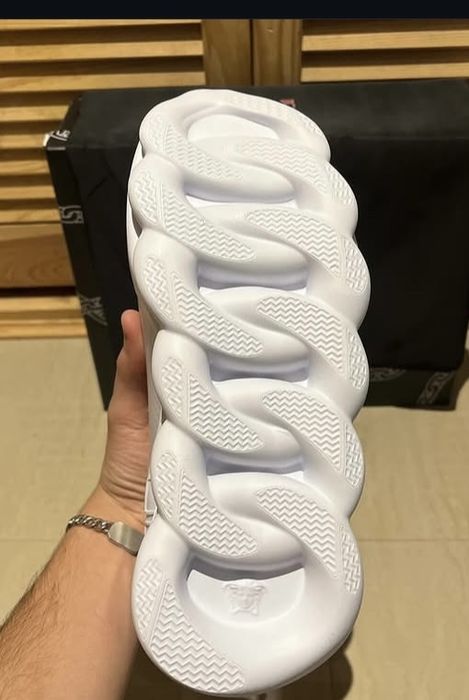 Versace chain reaction