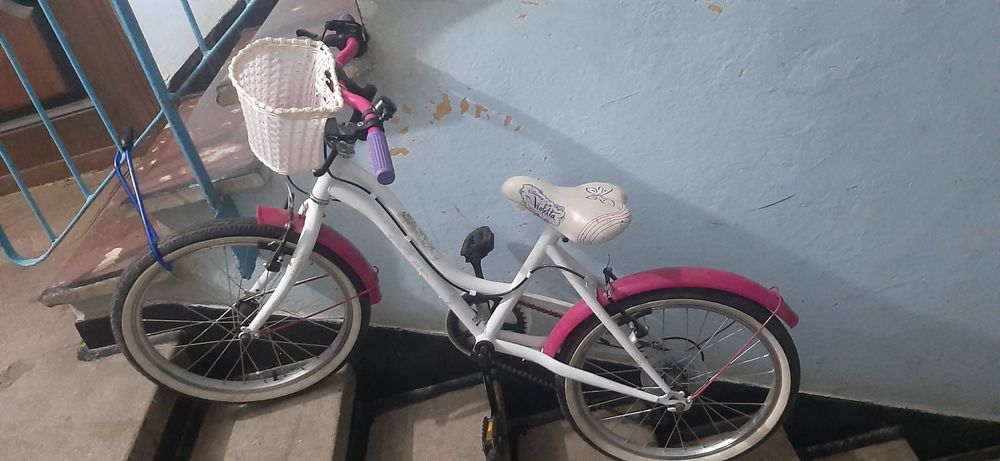 Aceasta este o bicicletă de fete Disney Violetta