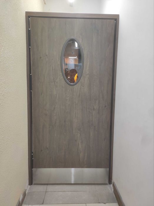 Двери маятниковые