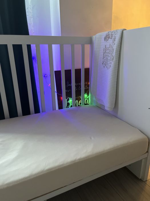 Patut bebe alb din lemn masiv