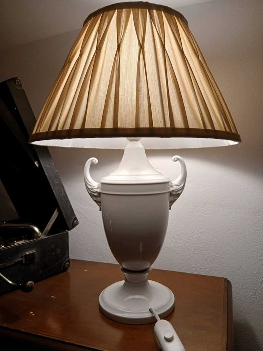 Lampă electrică din porțelan