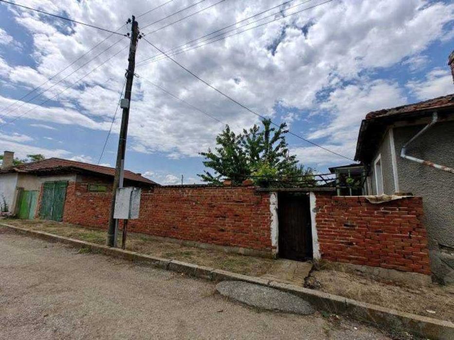 Къща в село Гранит едноетажна с допълнителна постройка