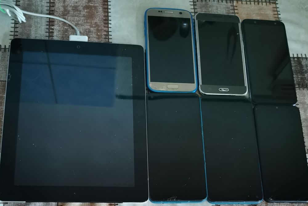 Vând câteva telefoane fisurate dar funcționale și un Ipad
