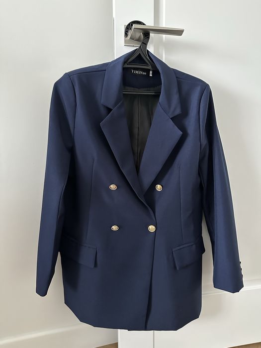 Тёмно-синий пиджак.