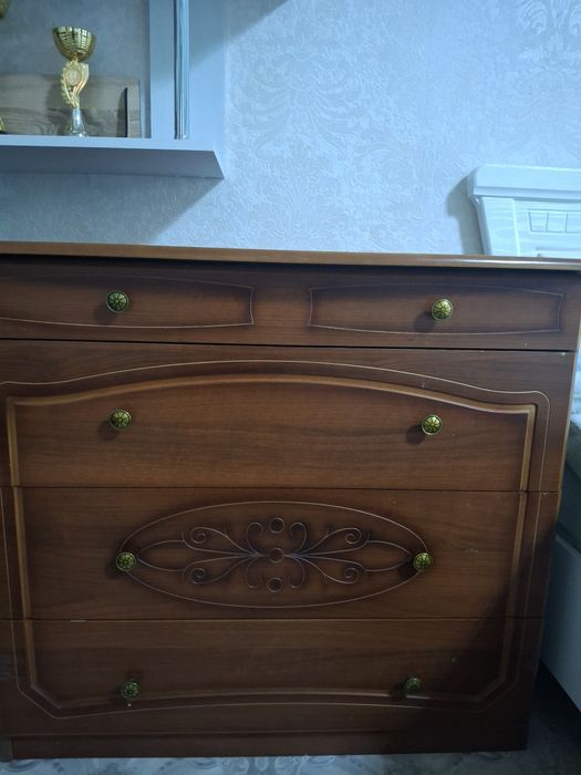 Комод коричневого цвета