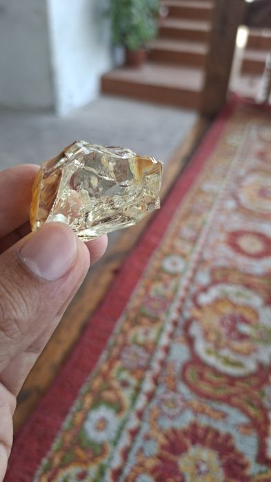 Tosh sotiladi sariq rang