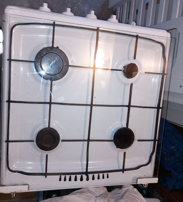 Vand aragaz cu patru ochiuri