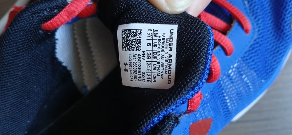 Adidasi fete, Under Armour  mărimea 39, sunt foarte frumoși, fără nici