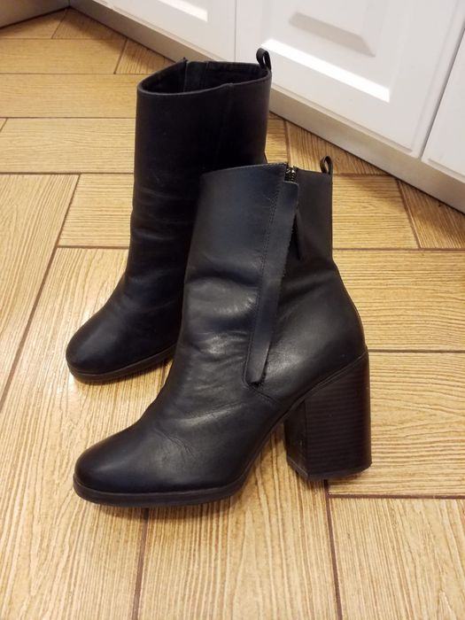 Botine Stradivarius mărime 40.