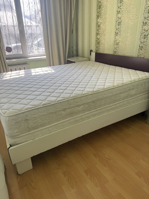 Кровать с матрацем