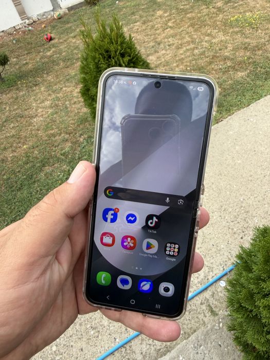 Samsung Z flip 6 Телефона е неразличим от нов много добро състояние