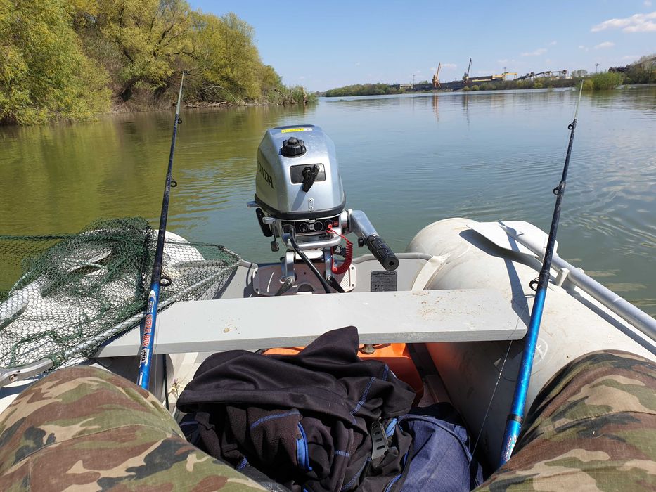 Надуваема лодка с твърдо дъно