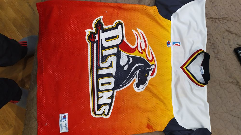 Тениска Pistons.