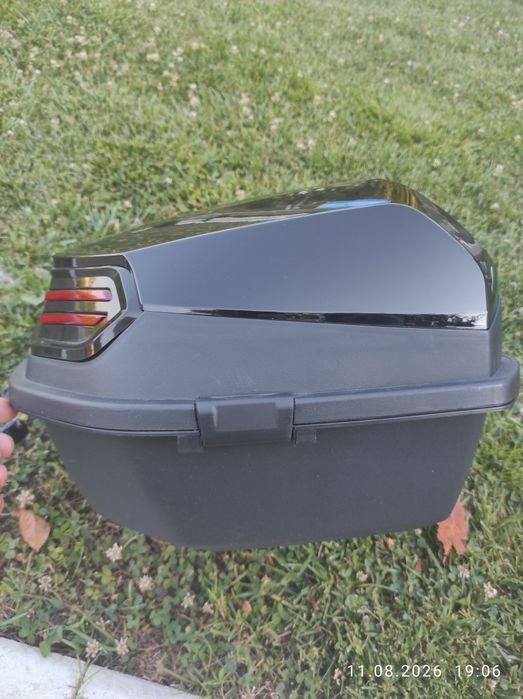 Top case pentru o casca