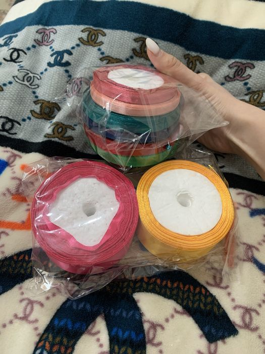 Атласные ленты, булавки, пайетки