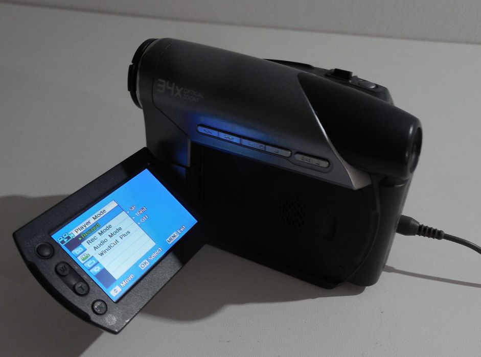 Vand camera digitala MiniDV Samsung VP-D371W cu incarcator si cablu AV