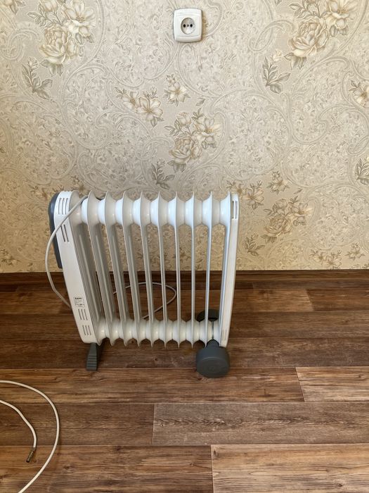 Маслянный радиатор белого цвета .