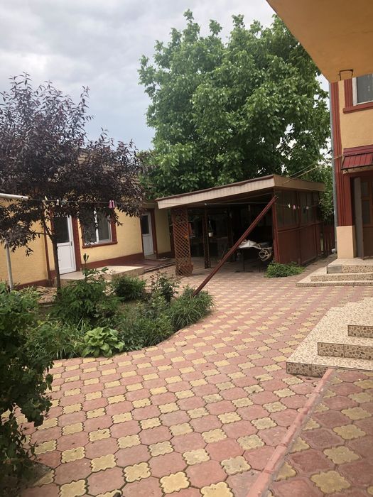 Casă cu etaj + spațiu comercial în curte