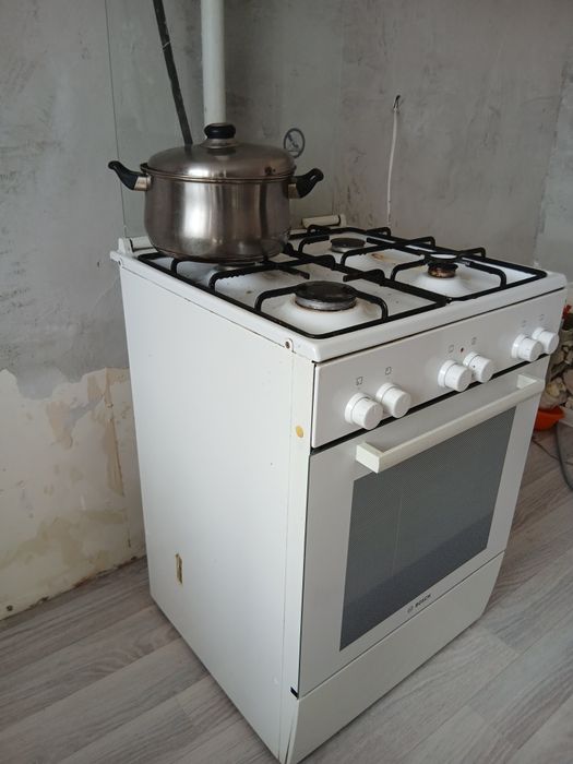 Продам газовую плиту .Bosch