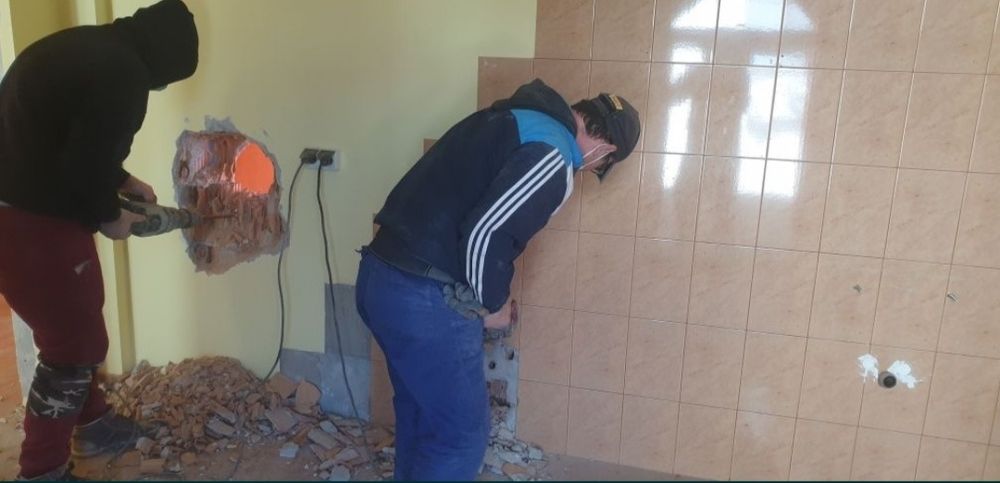 Decopertări gresie și faianță  / Evacuez moloz Transport moloz