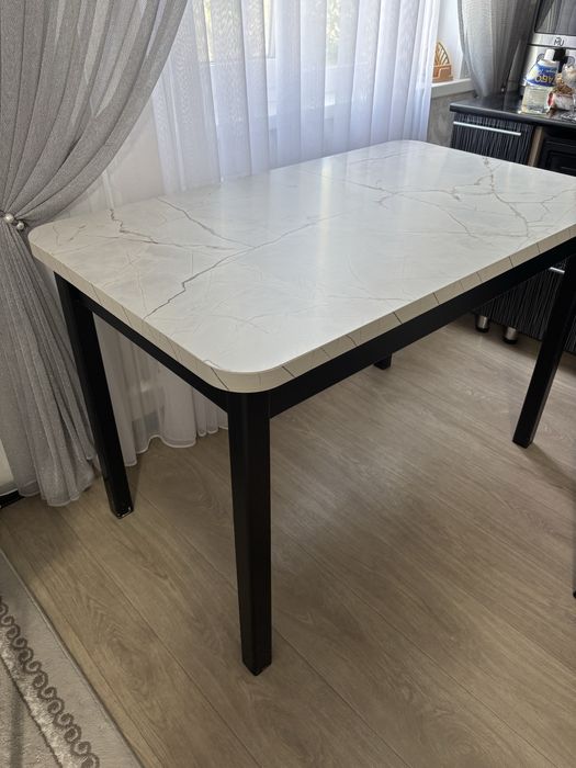 Продаю кухонный стол и стуля