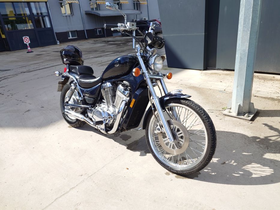 Suzuki intruder vs800