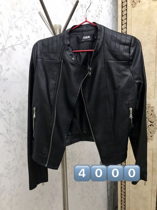 Арзан бағада киімдер сатылады