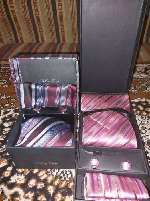 Продам 2 шёлковых галстука за 6000т.