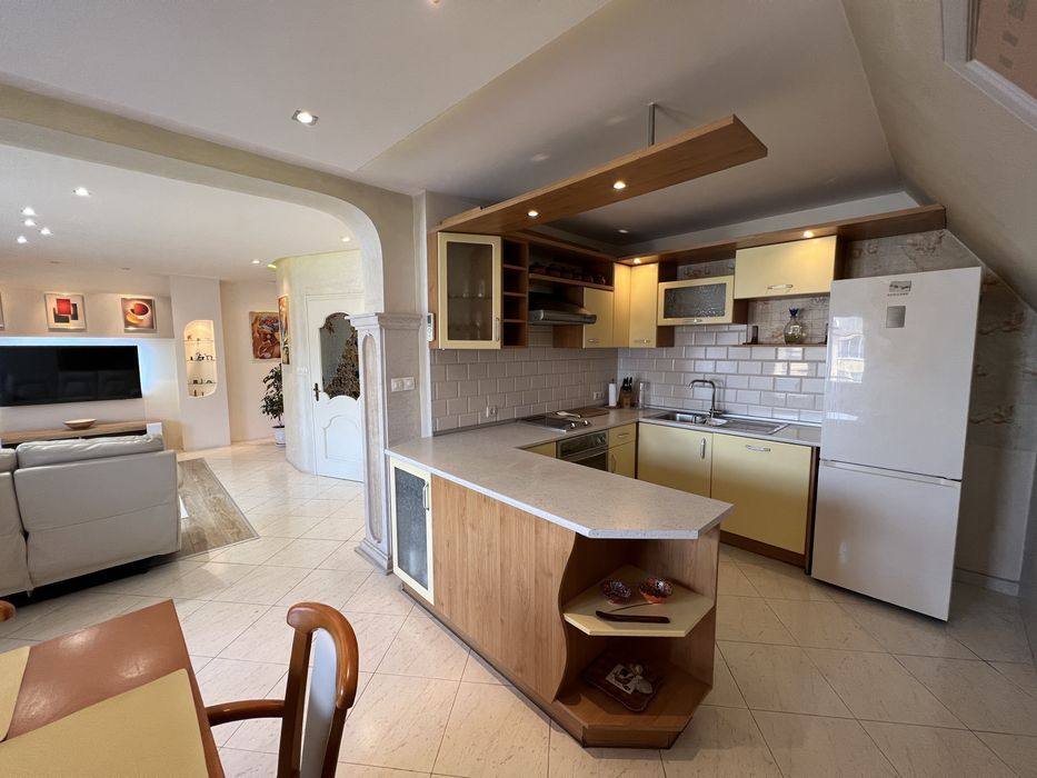 Дава се под наем Тристаен апартамент в Варна, Операта - 98 кв.м за 900 € - Снимка #1