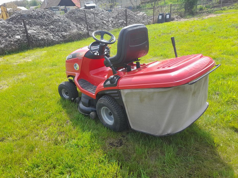 Vand tractoras de tuns iarba