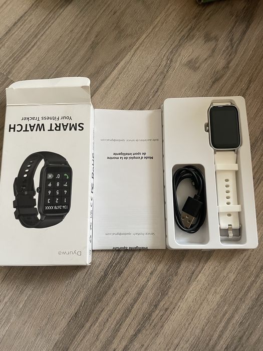 Бял Смарт часовник , нов