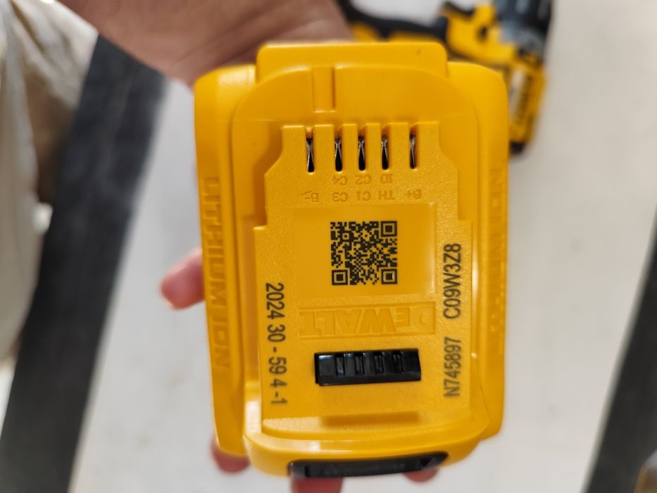 Безчетков акумулаторен удърен винтоверт Девалт DeWALT DCD796 + 5 Ah
