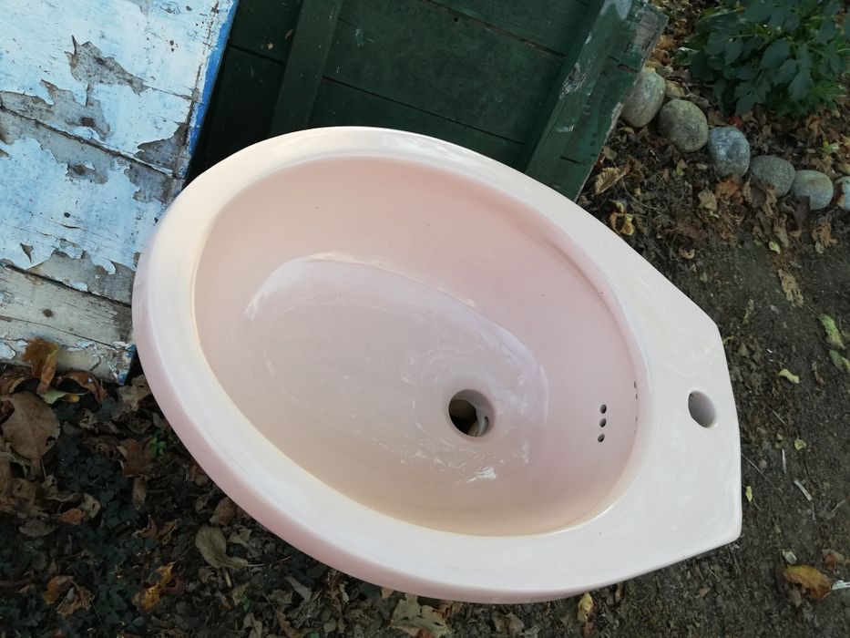 Чисто ново розово биде