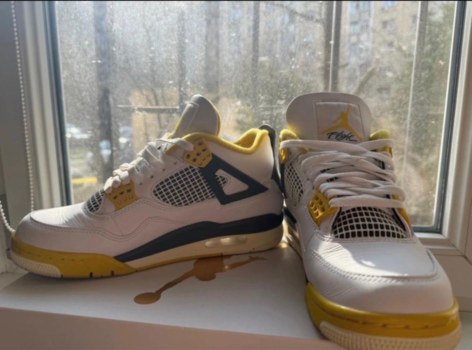 Jordan 4 Retro Vivid Sulfur
