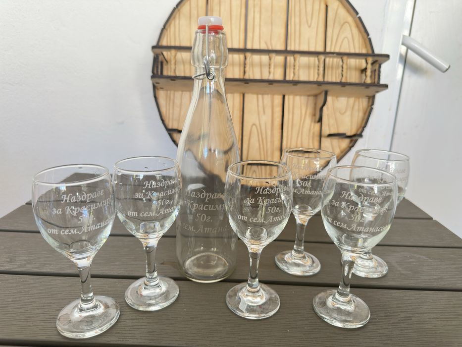 Дървена поставка за стена с 6 гравирани чаши и бутилка