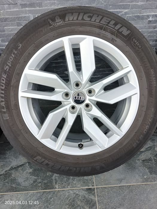 AUDI Q5 純正品　ホイール Continental 235/60 R18 Jante originale Audi Q5 