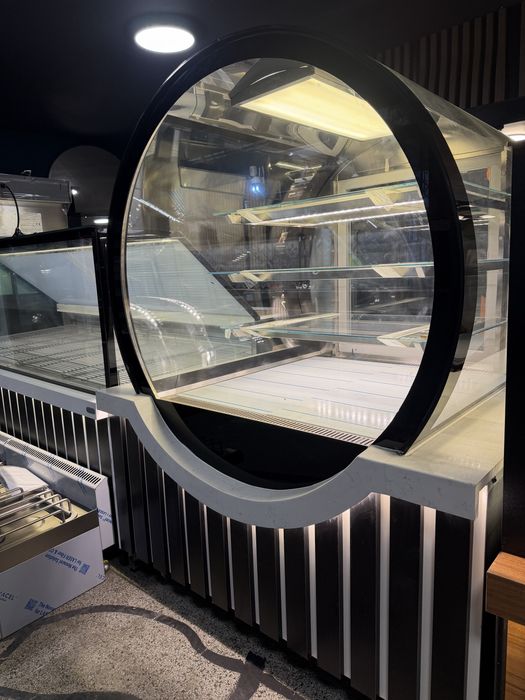 Хладилна витринина сладкарска