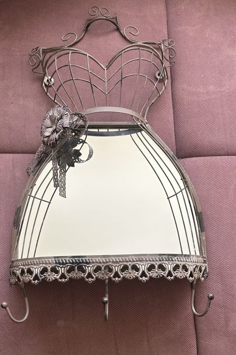 Огледало във формата на рокля