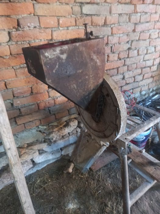 Vând moara și 2 motoare mono