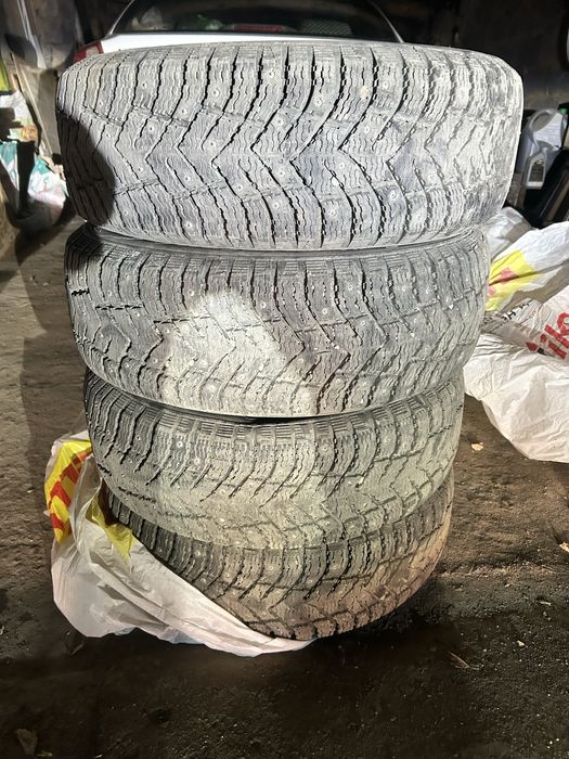 Продам срочно комплект шины на 215,60,R16