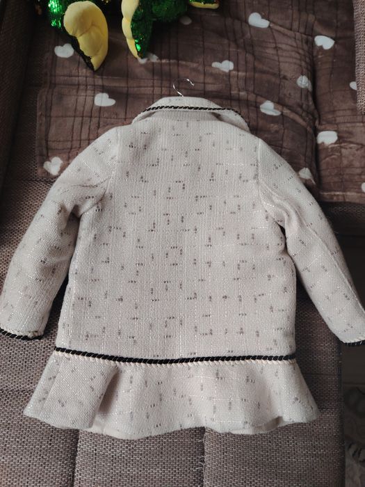 Пальто на девочку новое