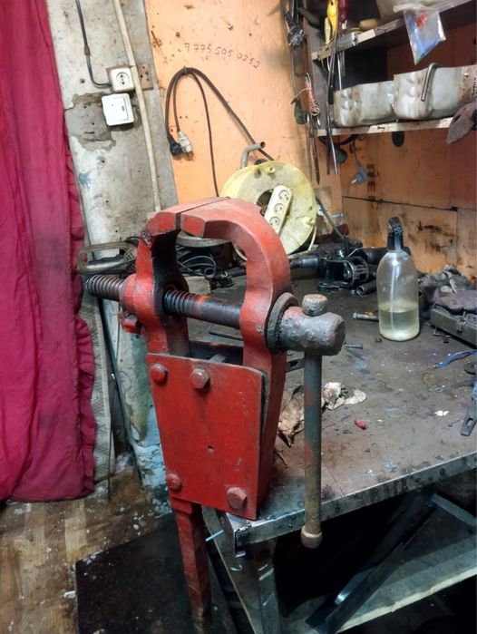 Продам кузнечные тиски