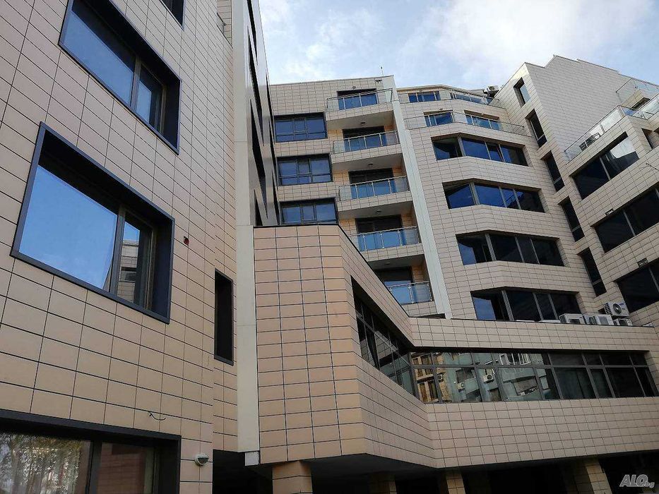 Тристаен Апартамент с ПАРКОМЯСТО, 2 бани, 2 спални до Катедралата.