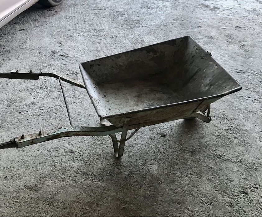 Масивна строителна количка 80л.