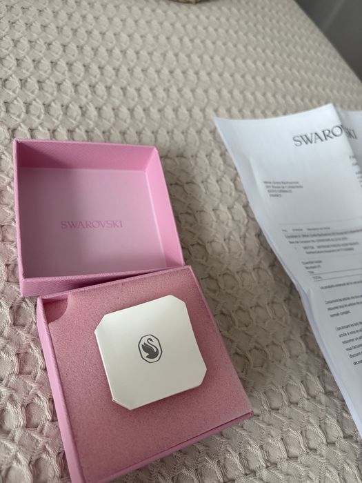 Продавам чисто ново оригинален аксесоар Swarovski за apple watch
